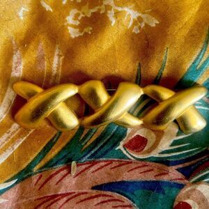 Elegant Gold Women's Jewelry Brooch